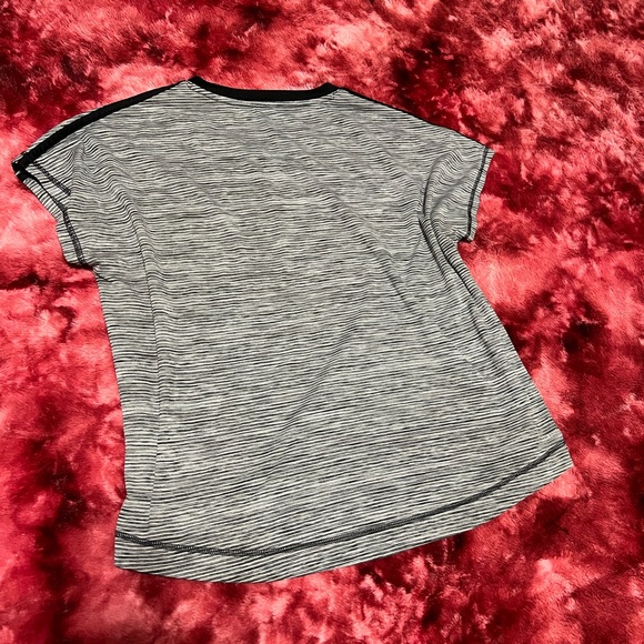 Adidas Women’s Workout Shirt Size L - Picture 2 of 3